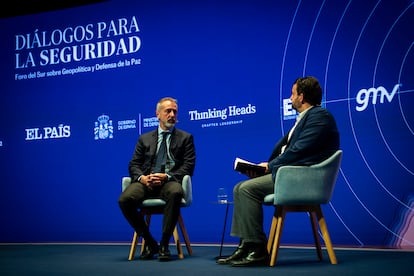 Marc Murtra, presidente ejecutivo de Indra Group (izquierda), entrevistado por Daniel Toledo, subdirector de Cinco Das y redactor jefe de Empresas en EL PA?S.