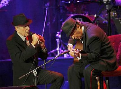 Leonard Cohen, micrófono en mano, durante el concierto que ofreció anoche en Palma de Mallorca.