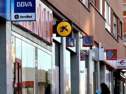 Varias sucursales bancarias, agrupadas en una calle de Madrid.