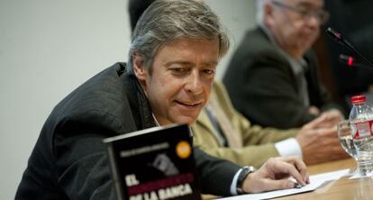 El periodista Íñigo de Barrón en la presentación de 'El hundimiento de la banca' en Valencia.