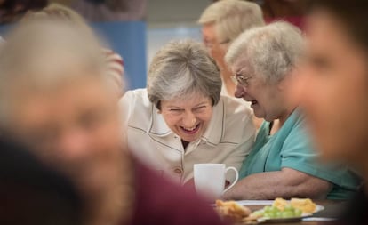 La primera ministra británica, Theresa May, en 2018 durante una visita a un centro social londinense que lucha contra la soledad.