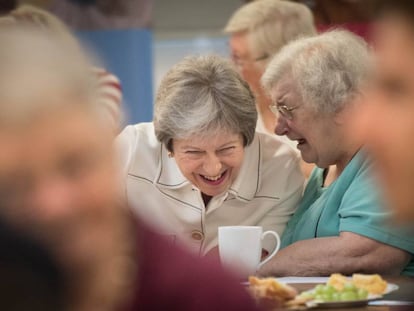 La primera ministra británica, Theresa May, en 2018 durante una visita a un centro social londinense que lucha contra la soledad.