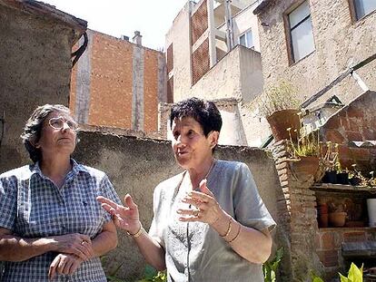 Rosa Viñas (a la izquierda), con su hija Antonia, en su casa de Sabadell.