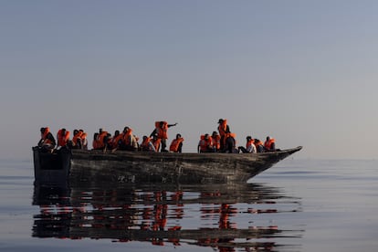 Un grupo de migrantes, cerca de Lampedusa, durante su rescate el sábado por el barco 'Ocean Viking'.