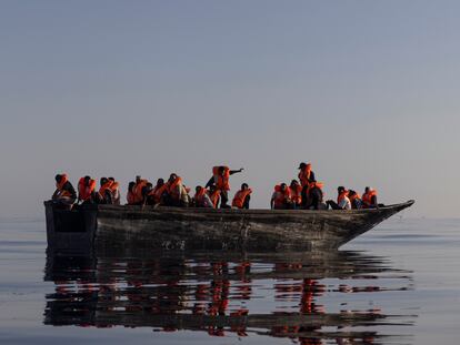 Un grupo de migrantes, cerca de Lampedusa, durante su rescate el sábado por el barco 'Ocean Viking'.