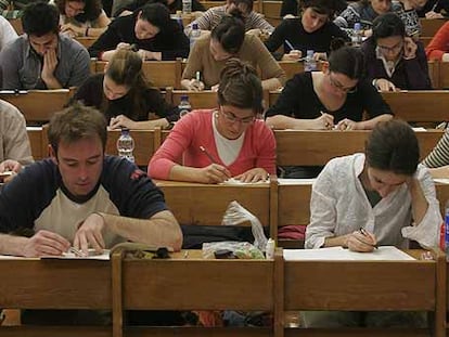 Licenciados en Medicina, durante el examen MIR de 2007 en Sevilla.