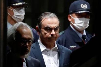 El expresidente de Nissan Carlos Ghosn sale del Centro de Detención de Tokio el pasado 25 de abril.