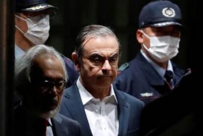 El expresidente de Nissan Carlos Ghosn sale del Centro de Detenci&oacute;n de Tokio el pasado 25 de abril.