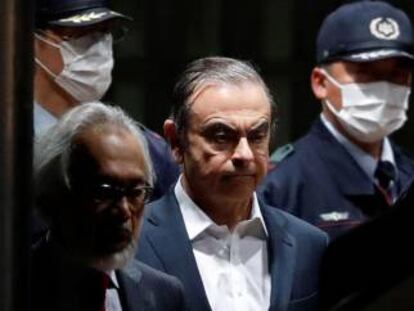 El expresidente de Nissan Carlos Ghosn sale del Centro de Detenci&oacute;n de Tokio el pasado 25 de abril.