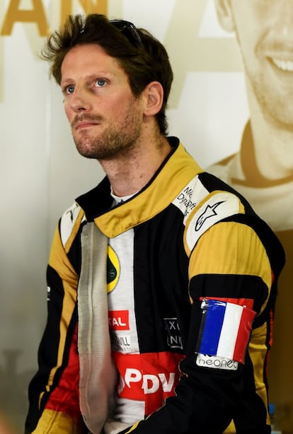 El piloto francés Romain Grosjean lleva una bandera de su país en el mono de carrera