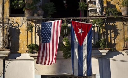 Las banderas de EE UU y Cuba cuelgan en un balcón de La Habana esta semana.