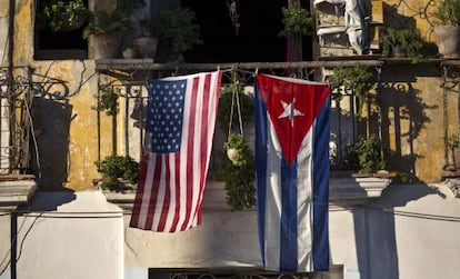 Las banderas de EE UU y Cuba cuelgan en un balc&oacute;n de La Habana esta semana.
 