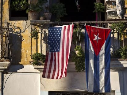 As bandeiras dos EUA e de Cuba penduradas em uma sacada de Havana, nesta semana.