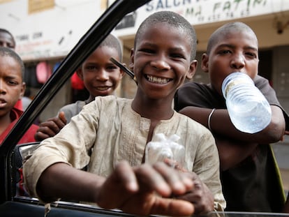 Niños talibés (aprendices del Corán que mendigan en las calles para sobrevivir) en Kebemer, Senegal.