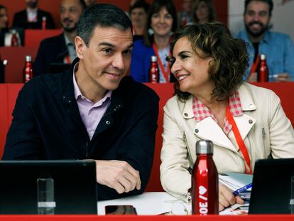 El presidente del Gobierno y secretario general del PSOE, Pedro Sánchez, y la ministra de Hacienda y vicesecretaria general del partido, María Jesús Montero, en la reunión del comité federal del PSOE, esta mañana en Madrid.