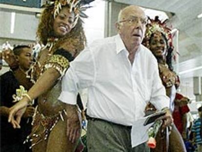 Un grupo de samba da la bienvenida a turistas de EE UU en Brasil.