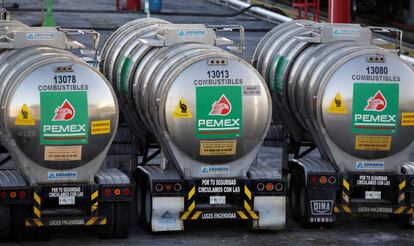 Camiones de transporte de gasolina de Pemex, cerca de Monterrey.