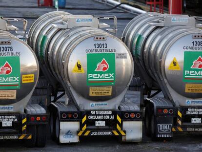 Camiones de transporte de gasolina de Pemex, cerca de Monterrey.