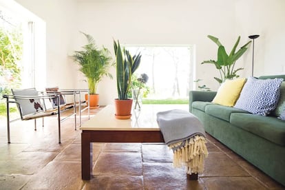 Interior de Casa Formosa, donde los materiales —suelos de barro cocido, paredes encaladas...— recuerdan a las casas humildes del Algarve, pero su estructura y su concepción pertenecen a la arquitectura moderna. |