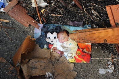 La imagen de un recién nacido, entre los escombros de Natori, en la prefectura de Miyagi.