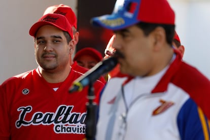Nicolás Maduro Guerra, el hijo del presidente de Venezuela Nicolás Maduro, observa a su padre durante un discurso en Caracas en 2018.