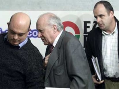 Xabier Arzalluz, con Emilio Olabarria (izquierda) y el portavoz del PNV, Joseba Egibar.