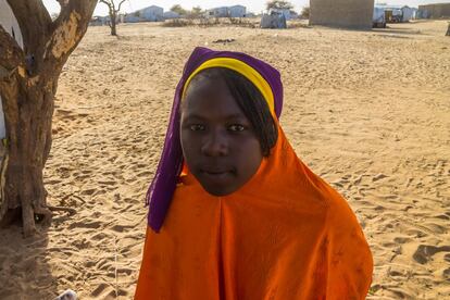 Han pasado dos años y dos meses desde que Minibina Sani, de 15 años, tuvo que dejar su pueblo natal en Nigeria, Doro, y casi otros tantos son los que lleva jugando a fútbol en el campo de refugiados de Dar es-Salam (Chad). Su padre, su abuelo y su hermano mayor murieron a manos del grupo terrorista Boko Haram. El deporte, dice, fue crucial en su vida para que pudiera tirar adelante. "Cuando estás jugando, solo ves la pelota, no hay espacio para pensar en ninguna otra cosa", cuenta. Está convencida de que el fútbol puede cambiar vidas y fantasea con participar en un torneo y disputar encuentros en el extranjero.