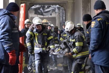 En Járkov, la segunda ciudad más poblada de Ucrania (1,4 millones de habitantes), un misil ha impactado en el centro de la ciudad y ha destruido varios edificios, con un balance provisional de 10 personas muertas y 35 heridas. En la imagen, personal de emergencias rescata el cuerpo de un hombre tras el ataque ruso contra el Ayuntamiento de Járkov.