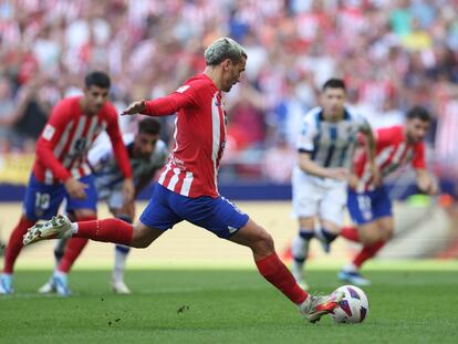 Griezmann ejecuta el penalti que dio el triunfo al Atlético ante la Real.