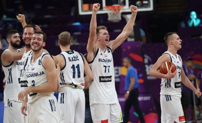 Los jugadores de Eslovenia celebran el pase a la semifinal.