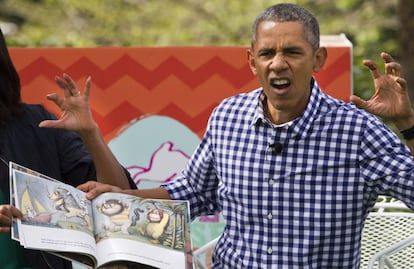 Barack Obama actúa como un oso mientras lee uno de los cuentos a los 35.000 visitantes que asistieron a su última celebración del lunes de Pascua como presidente de los Estados Unidos.