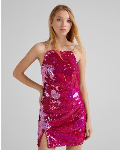 Bershka.
Este modelo con paillettes en rosa "barbie" y tirantes de cadena sería la versión actualizada que hubiera escogido Elizabeth (Kelly MacDonald) para irse de rave la última noche de 2021.