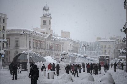 El Gobierno ha pedido a la población que se quede en casa, pero muchos madrileños no han perdido la ocasión de salir a contemplar una estampa insólita e histórica. En la imagen, la Puerta del Sol, en la mañana del sábado.