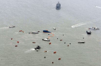 Los barcos que participan en las labores de rescate rodean el casco del ferry Sewol, que se ha hundido en aguas coreanas. Las inclemencias del tiempo están dificultando el rescate de pasajeros.