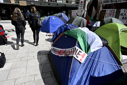 Estudiantes universitarios acampan contra la guerra en Gaza frente a la Universidad de Helsinki (Finlandia), el 8 de mayo.