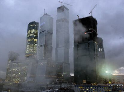 Una imagen del rascacielos de Norma Foster -en el centro- que ha tenido que ser paralizada por la crisis financiera internacional.