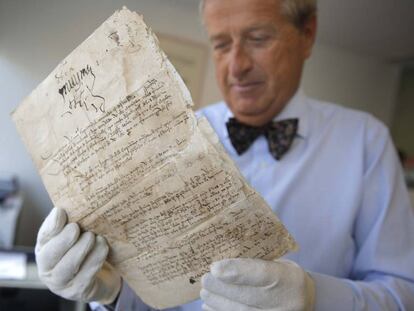 Borja Aguinagalde director del Archivo Histórico de Euskadi, con el original de la única carta manuscrita de Elcano.