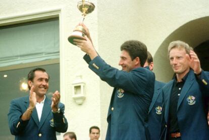 José María Olazábal levanta la Copa Ryder de golf tras vencer a la de Estados Unidos, en el campo de Valderrama (Cádiz).