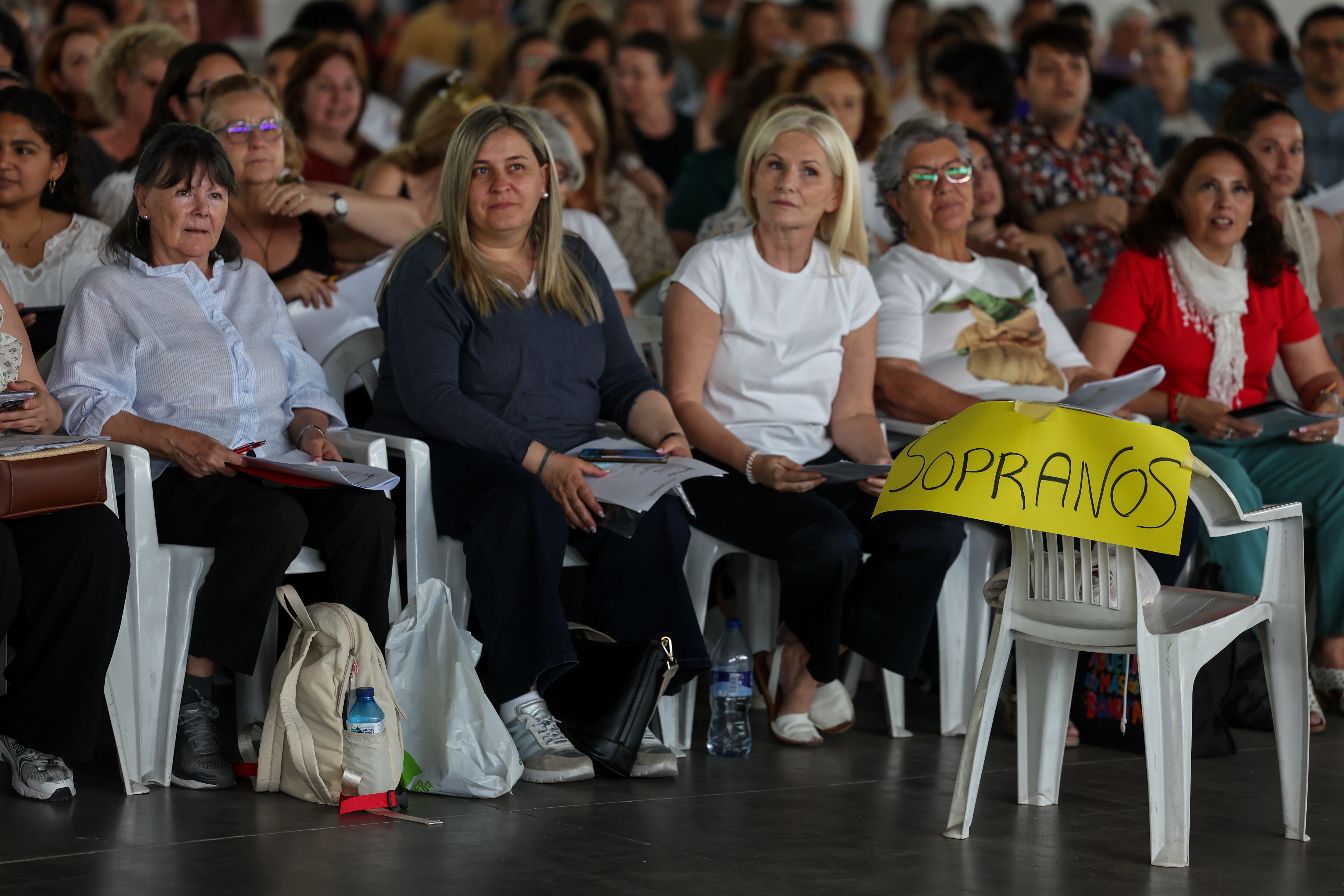 Un grupo de mujeres participan en el ensayo general del coro. 