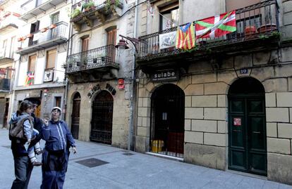 Señera 'estelada' junto a la ikurriña en el centro de Hernani.