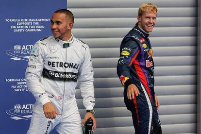 Hamilton recibe la felicitación de Vettel.