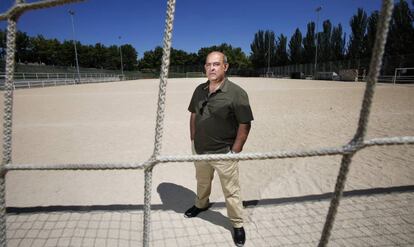 José Antonio San Gil, ante el campo de tierra de la instalación deportiva básica de San Martín de Porres. 