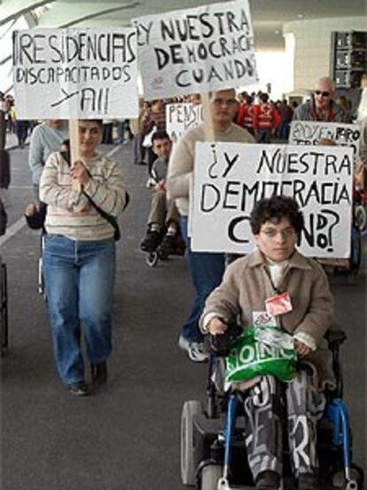 Un grupo de discapacitados se manifiesta en defensa de sus derechos en Valencia.