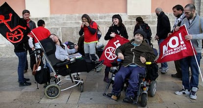 Asistentes a la vigilia de la discapacidad, este lunes en la plaza de la Virgen de Valencia. 