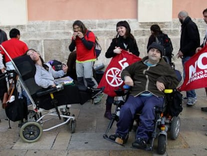 Asistentes a la vigilia de la discapacidad, este lunes en la plaza de la Virgen de Valencia. 