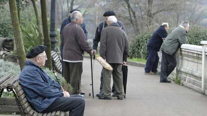 Varios ancianos, en un parque de San Sebastián.