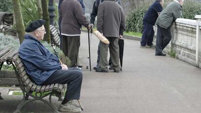 Varios ancianos, en un parque de San Sebastián.