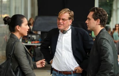 Aaron Sorkin (en el centro) con dos de los actores de la serie 'The Newsroom'.