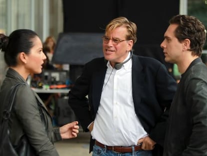 Aaron Sorkin (en el centro) con dos de los actores de la serie 'The Newsroom'.