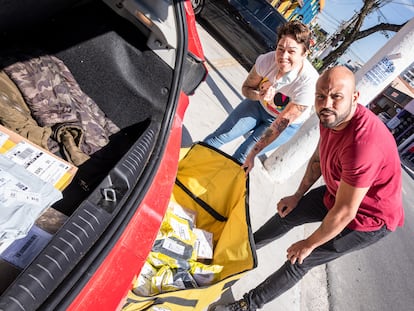 Diego Machado Ferreira e Ligia Ribeiro Paiva, ambos ex-metalúrgicos, trabalham hoje como entregadores terceirizados de uma transportadora que presta serviços para o Mercado Livre.